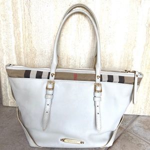 BURBERRY Salisbury House Check bag. Off white calfskin leather, authentic.